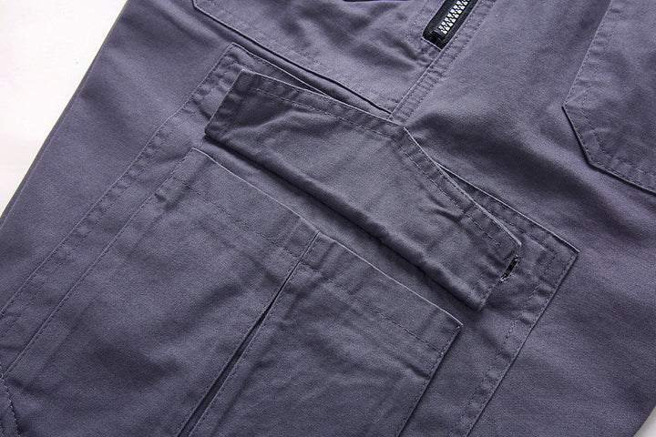 Homme portant un short tactique pour la randonnée. Prêt pour l'aventure en nature, résistant et pratique.