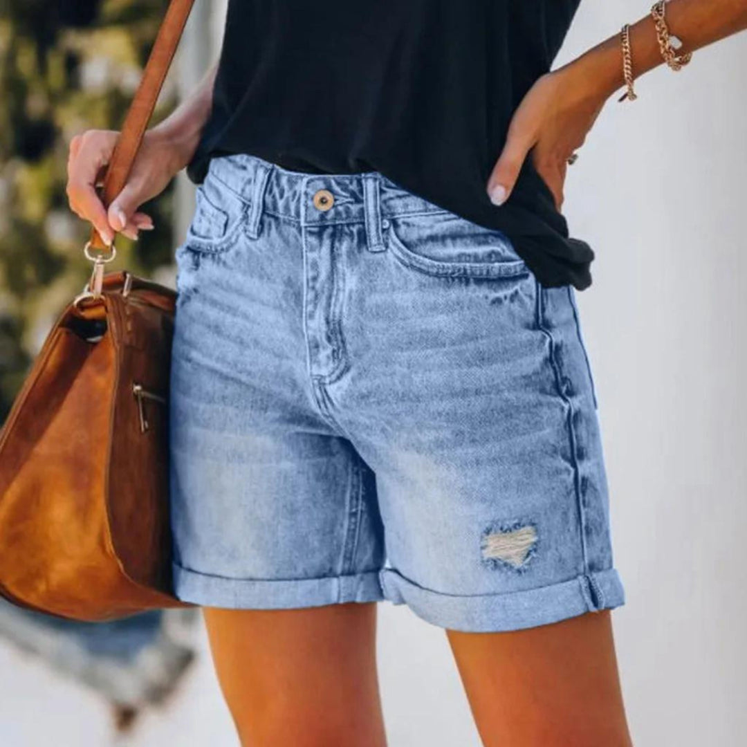 Élégant short femme taille haute décontracté pour l'été. Vêtement confortable et tendance, mode estivale assurée.