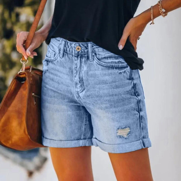 Élégant short femme taille haute décontracté pour l'été. Vêtement confortable et tendance, mode estivale assurée.