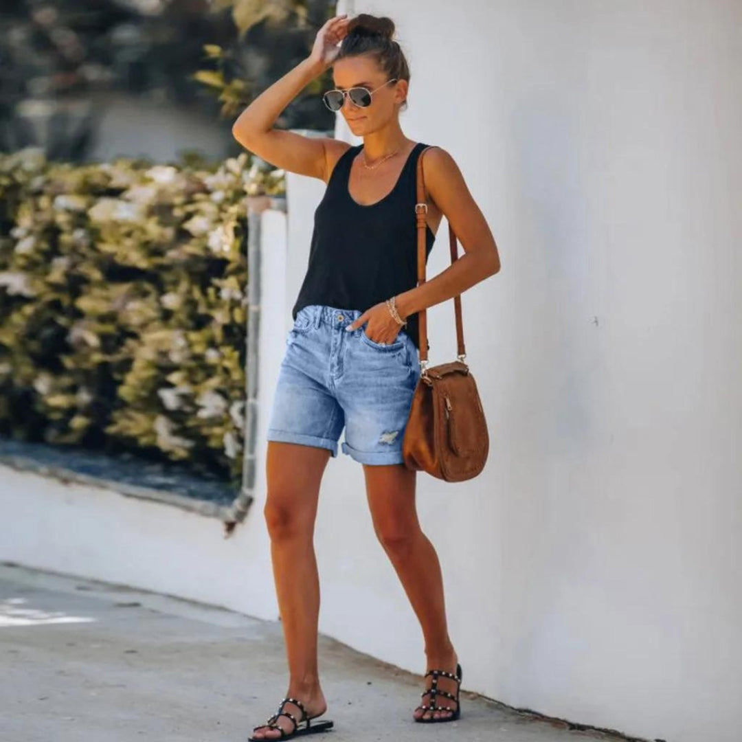 Short femme taille haute, décontracté et confortable. Essentiel pour la mode estivale et un look d'été élégant.