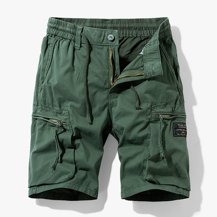 "Shorts cargo homme confortables, poches multiples, design décontracté pour style urbain et aventure extérieur."