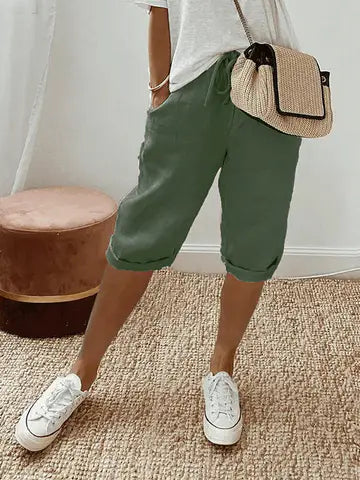 Shorts courts pour femmes en coton et lin, taille élastique rose, poches latérales. Offre un confort estival et un style rela
