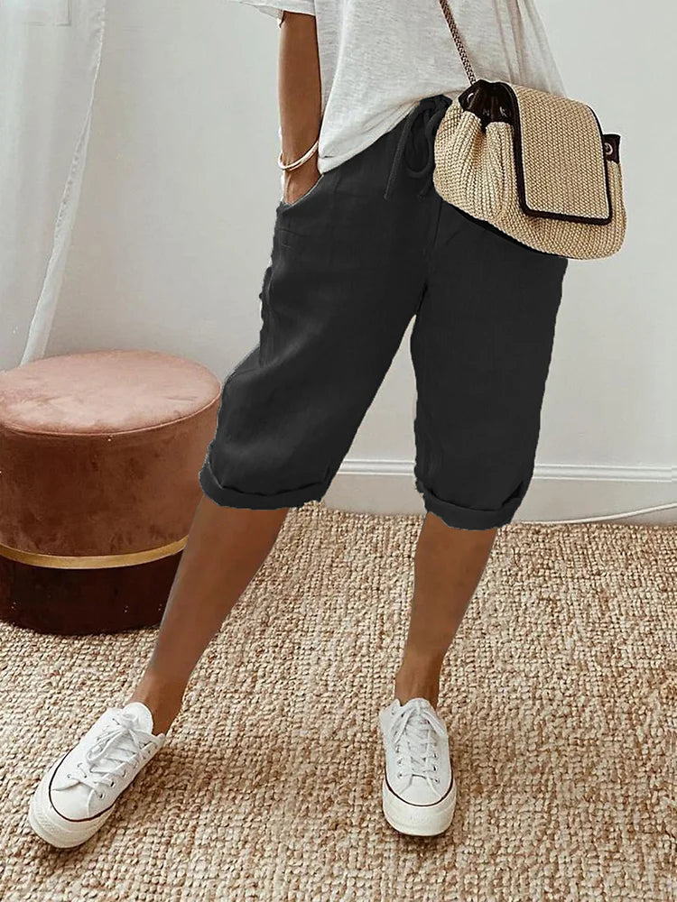 Shorts courts pour femmes en coton et lin, taille élastique rose, poches latérales. Offre un confort estival et un style rela