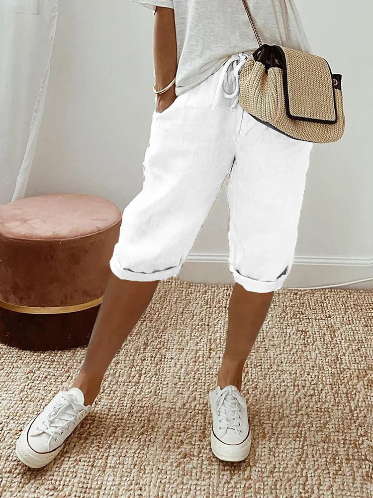 Shorts courts pour femmes en coton et lin, taille élastique rose, poches latérales. Offre un confort estival et un style rela