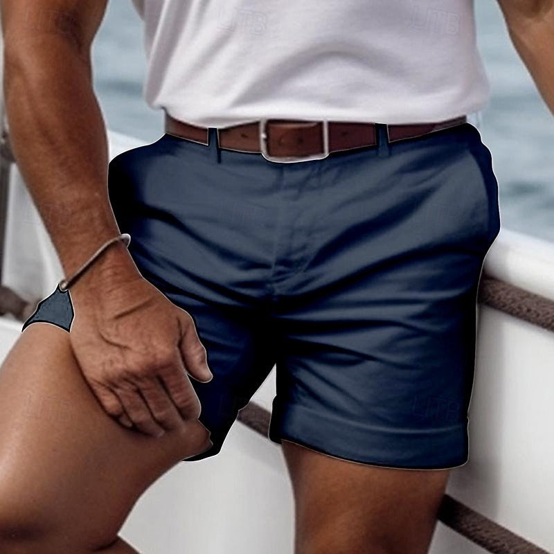 "Shorts d'été légers en blanc, tissu respirant, confortables pour hommes, style épuré pour une tenue estivale élégante."