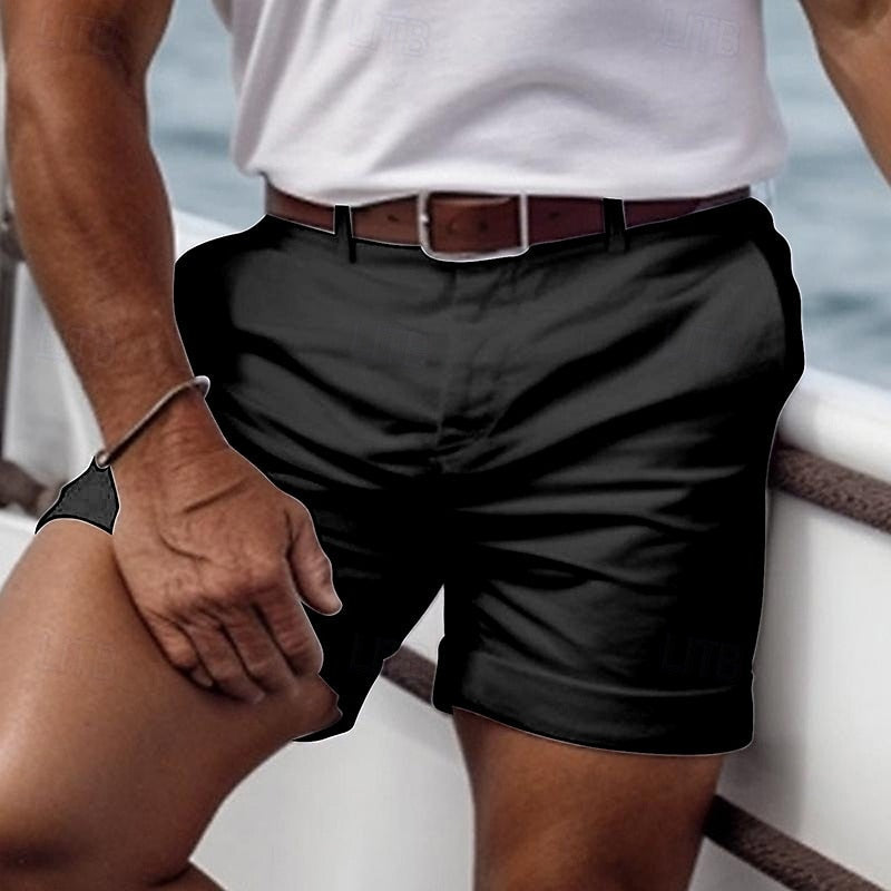 "Shorts d'été légers en blanc, tissu respirant, confortables pour hommes, style épuré pour une tenue estivale élégante."