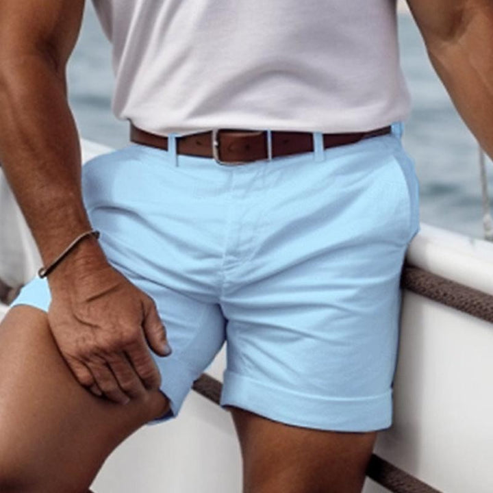 "Shorts d'été légers en blanc, tissu respirant, confortables pour hommes, style épuré pour une tenue estivale élégante."