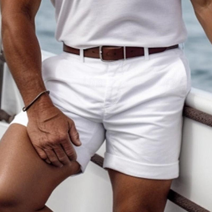 "Shorts d'été légers en blanc, tissu respirant, confortables pour hommes, style épuré pour une tenue estivale élégante."