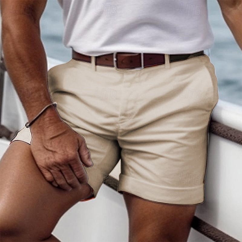 "Shorts d'été légers en blanc, tissu respirant, confortables pour hommes, style épuré pour une tenue estivale élégante."
