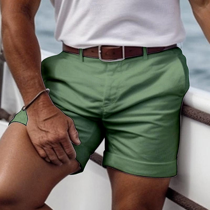"Shorts d'été légers en blanc, tissu respirant, confortables pour hommes, style épuré pour une tenue estivale élégante."