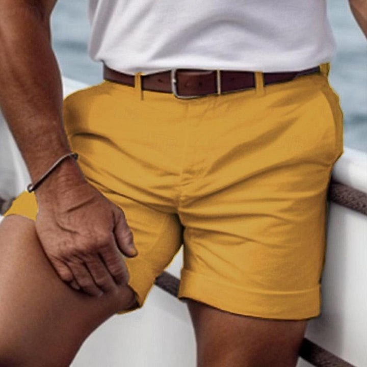 "Shorts d'été légers en blanc, tissu respirant, confortables pour hommes, style épuré pour une tenue estivale élégante."