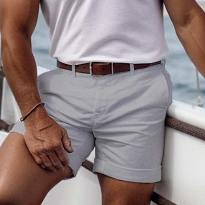 "Shorts d'été légers en blanc, tissu respirant, confortables pour hommes, style épuré pour une tenue estivale élégante."