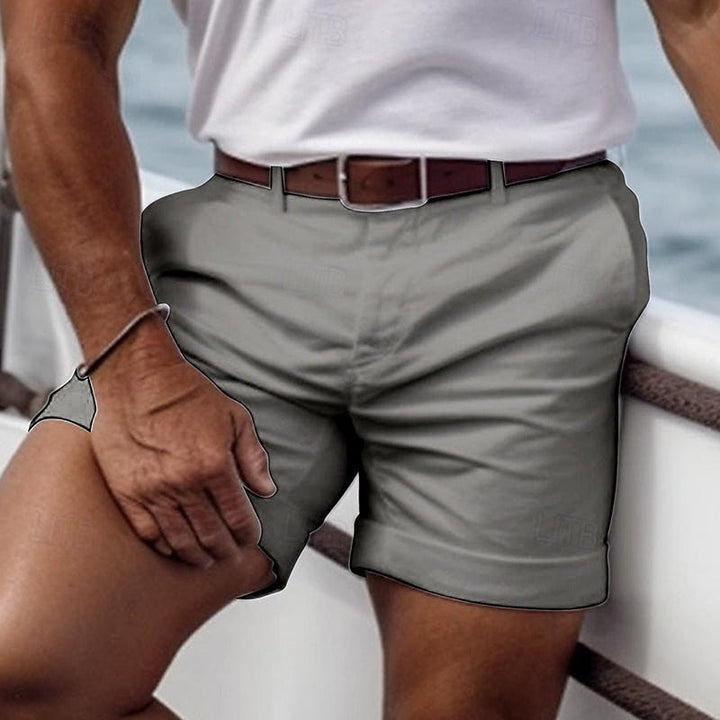 "Shorts d'été légers en blanc, tissu respirant, confortables pour hommes, style épuré pour une tenue estivale élégante."