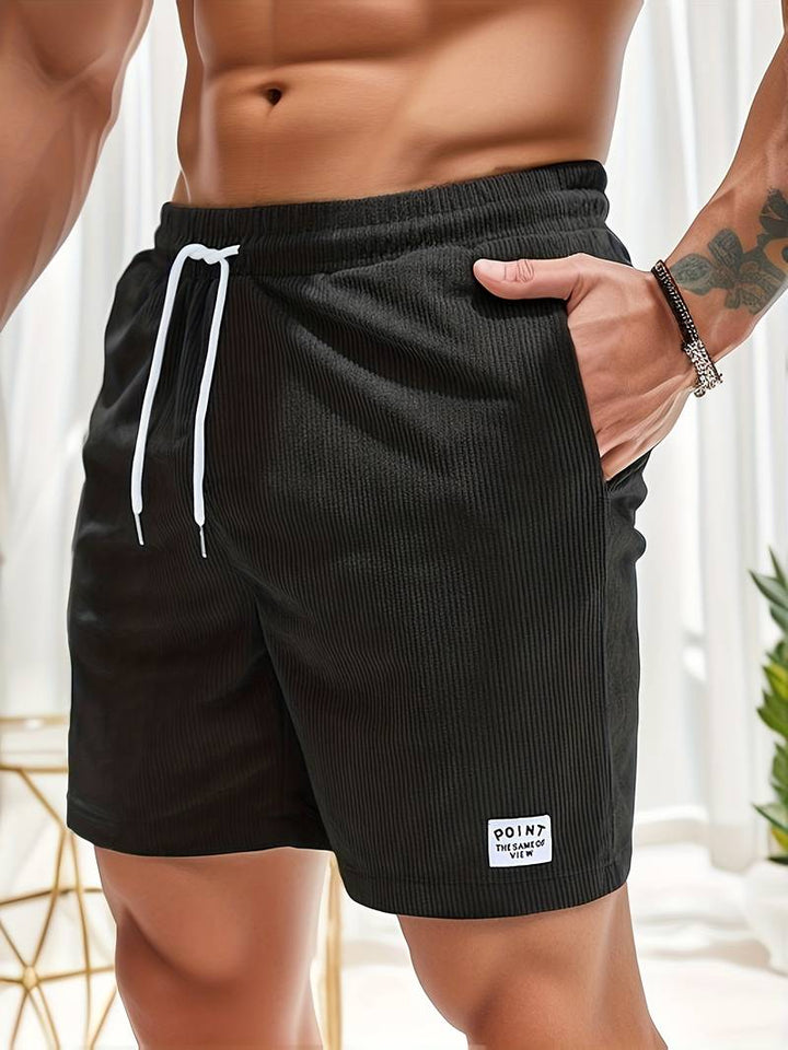 "Shorts rayés homme été, ajustables, couleurs tendance, couture précise, confort décontracté."