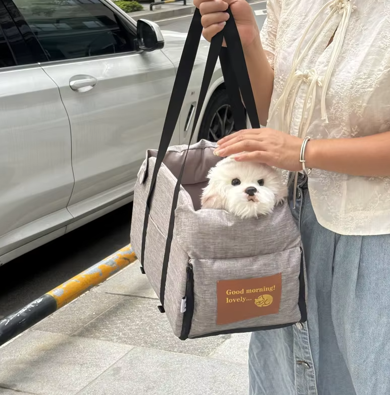 Siège auto rembourré pour chien, confortable et sécuritaire.  Voyage en toute sécurité pour votre animal.