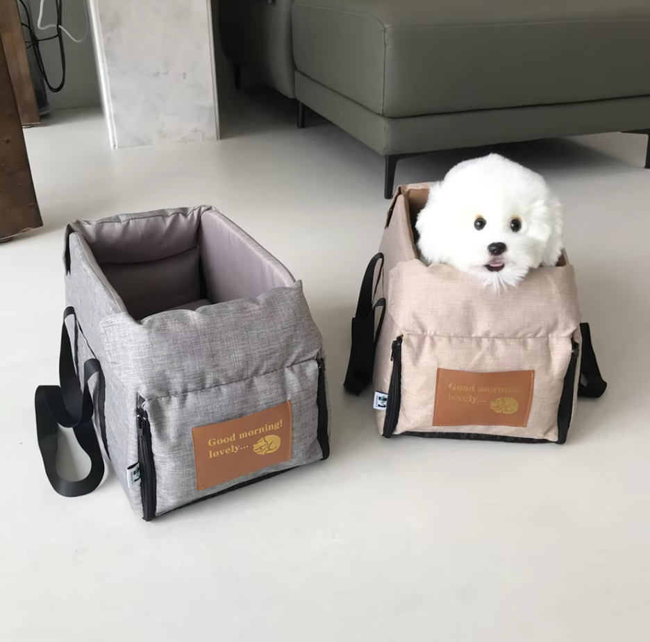 Siège auto rembourré pour chien, confortable et sécuritaire.  Voyage en toute sécurité pour votre animal.