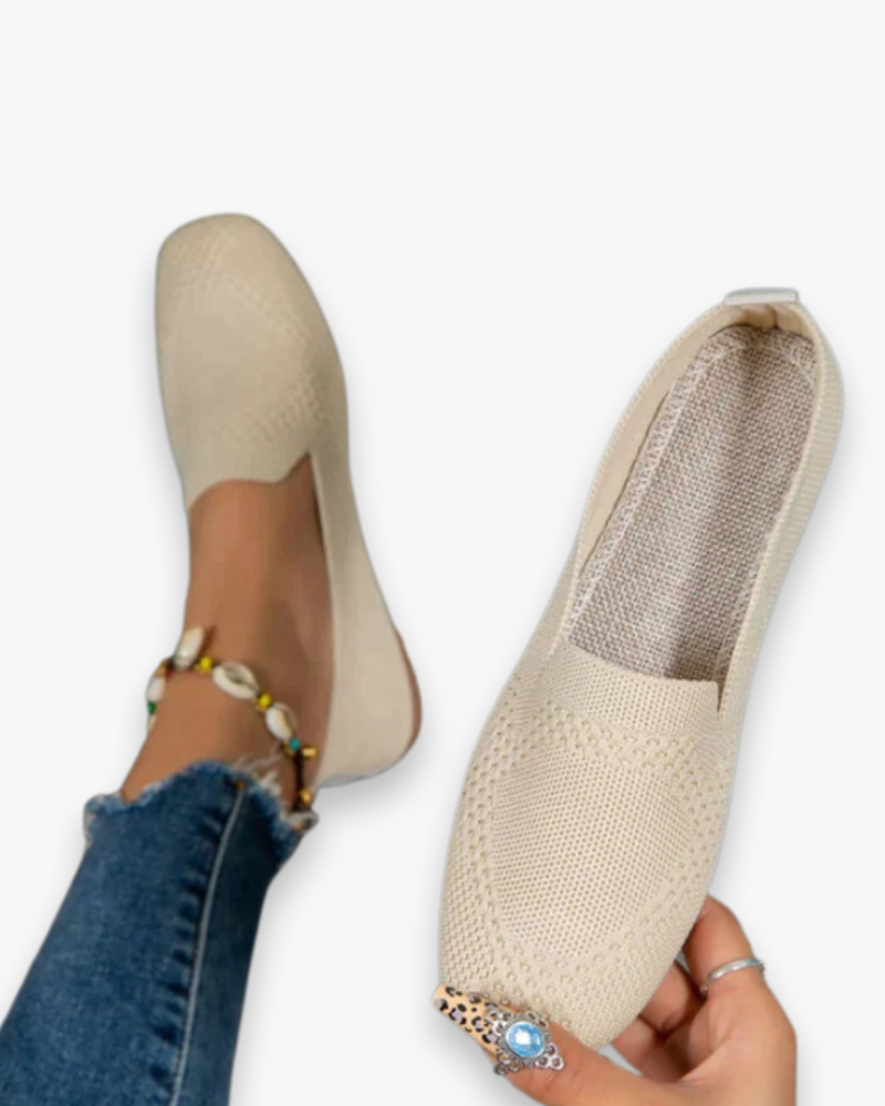 "Slippers femme confortables et légers, design estival, semelle douce, enfilage facile, parfaits pour l'été ensoleillé."