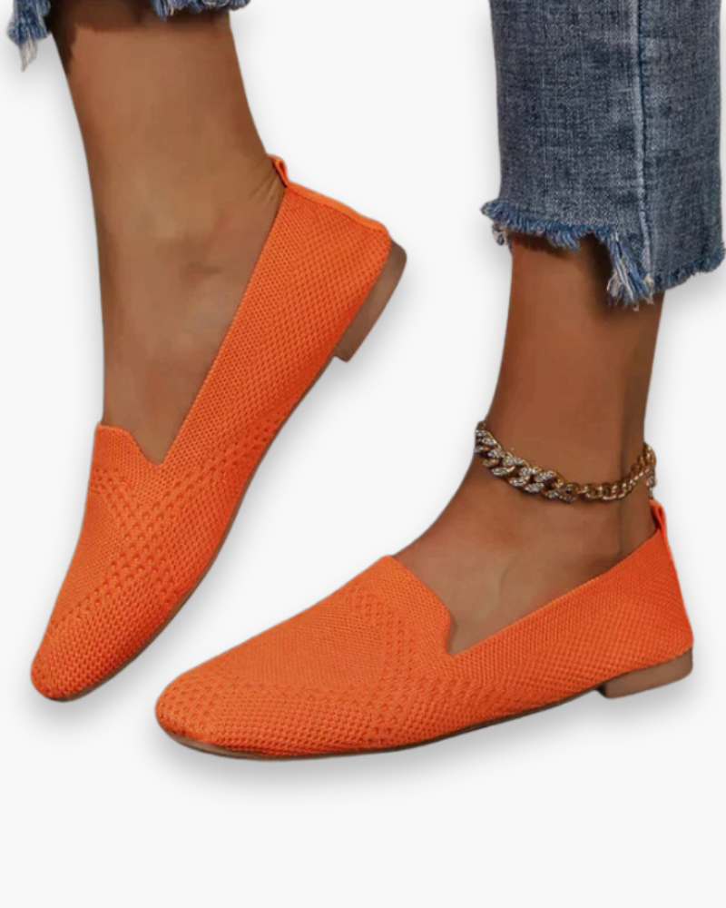"Slippers femme confortables et légers, design estival, semelle douce, enfilage facile, parfaits pour l'été ensoleillé."