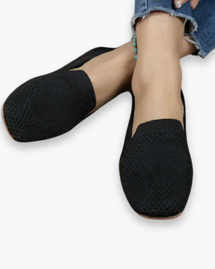 "Slippers femme confortables et légers, design estival, semelle douce, enfilage facile, parfaits pour l'été ensoleillé."