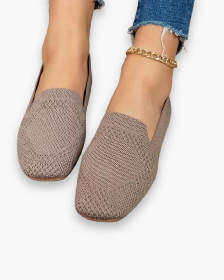 "Slippers femme confortables et légers, design estival, semelle douce, enfilage facile, parfaits pour l'été ensoleillé."