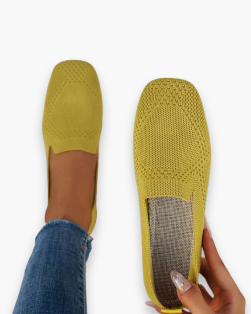 "Slippers femme confortables et légers, design estival, semelle douce, enfilage facile, parfaits pour l'été ensoleillé."