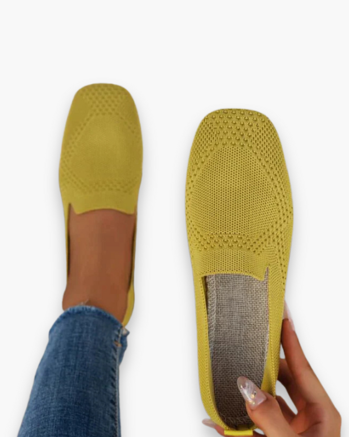 "Slippers femme confortables et légers, design estival, semelle douce, enfilage facile, parfaits pour l'été ensoleillé."