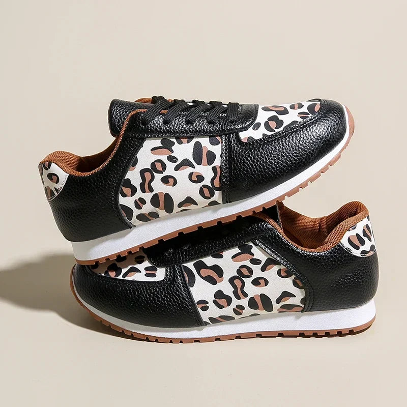 Chaussure sneaker femme tendance motif léopard, idéale pour un look sport chic en ville avec amorti.