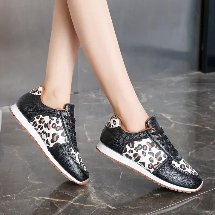 Baskets femme léopard marron/noir, confortables et stylées pour la mode urbaine, parfaites au quotidien.
