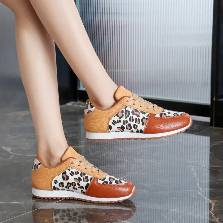 Sneaker femme audacieuse motif léopard, style urbain et amorti pour un confort optimal toute la journée.