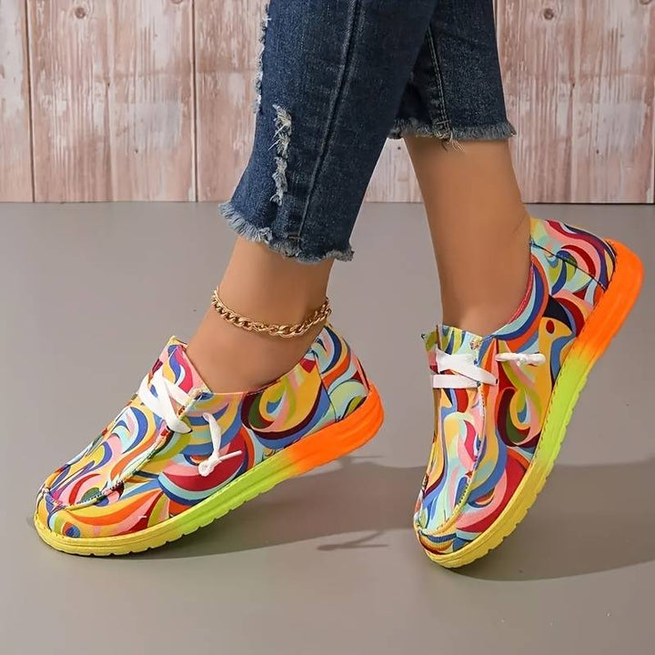 Sneakers colorées pour femme. Design moderne et confortable. Chaussures tendance aux couleurs vives.