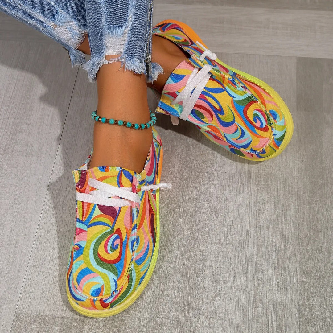 Sneakers colorées pour femme. Design moderne et confortable. Chaussures tendance aux couleurs vives.