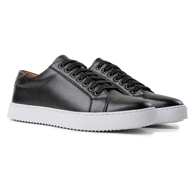 "Sneakers en cuir pour homme, design épuré et moderne, couleur sobre, semelle rembourrée, élégance et confort assurés."
