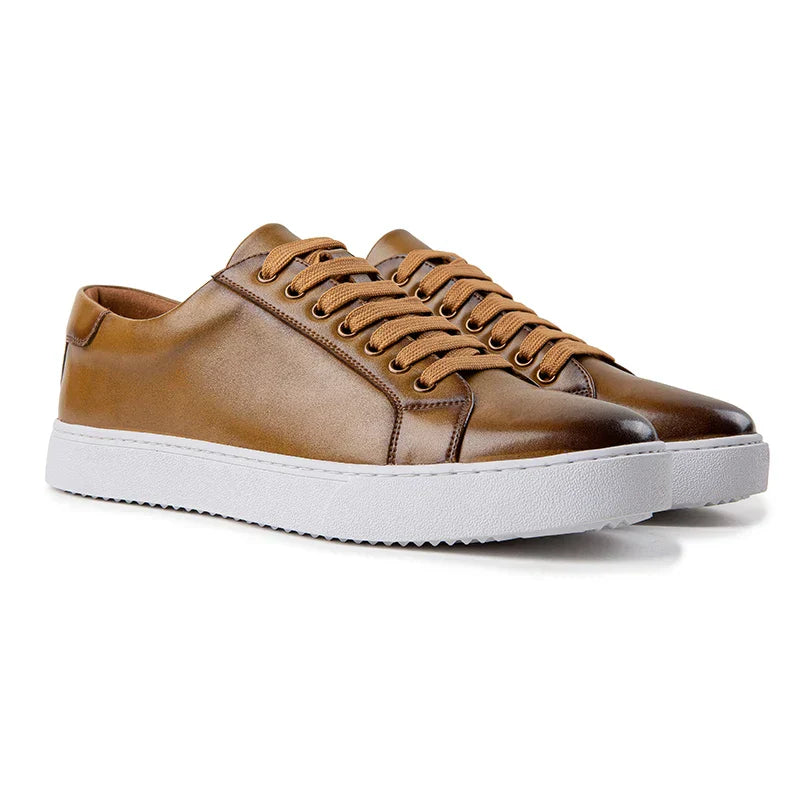 "Sneakers en cuir pour homme, design épuré et moderne, couleur sobre, semelle rembourrée, élégance et confort assurés."