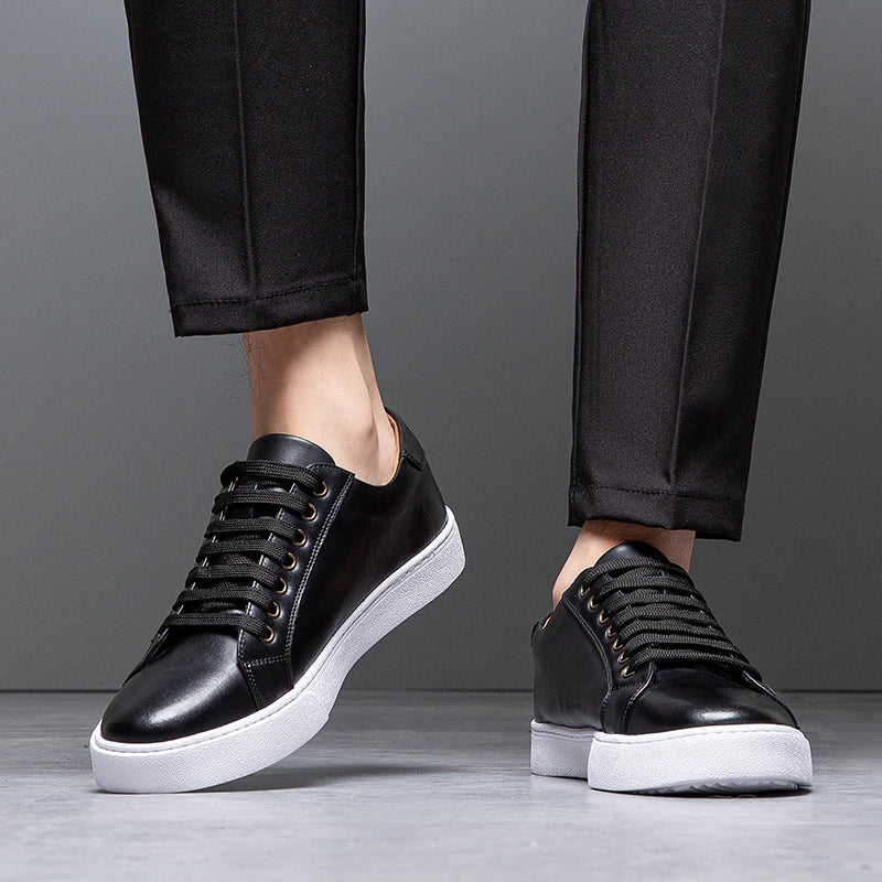 "Sneakers en cuir pour homme, design épuré et moderne, couleur sobre, semelle rembourrée, élégance et confort assurés."