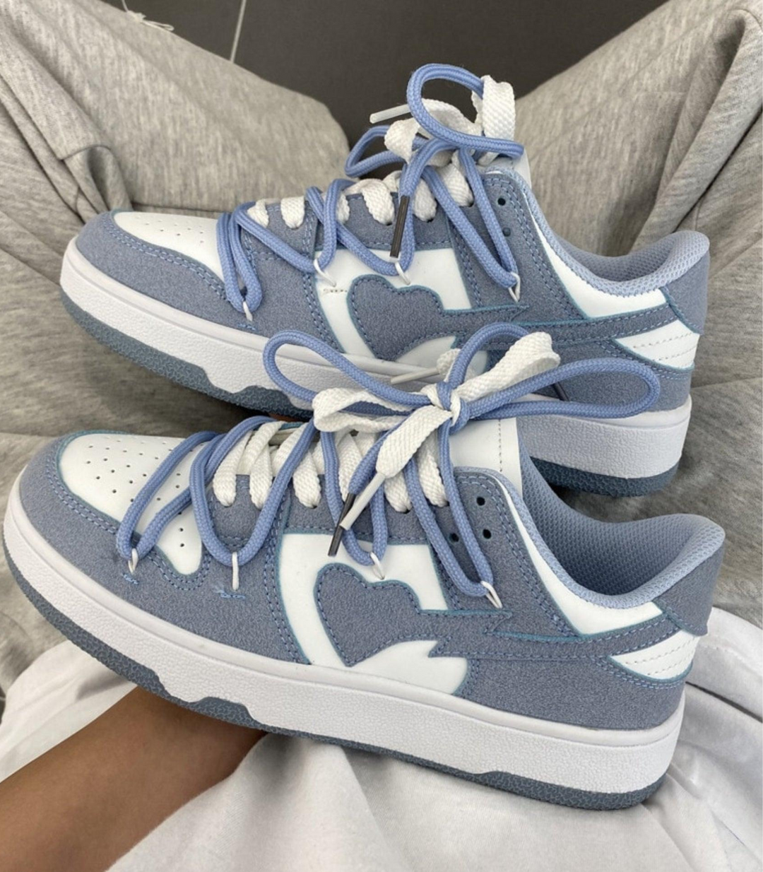 Sneakers femme style tendance, motif cœur, idéales pour le confort et la mode quotidienne.