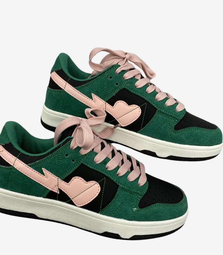 Sneakers femme élégantes et décontractées, avec détail cœur unique pour un style mode affirmé.