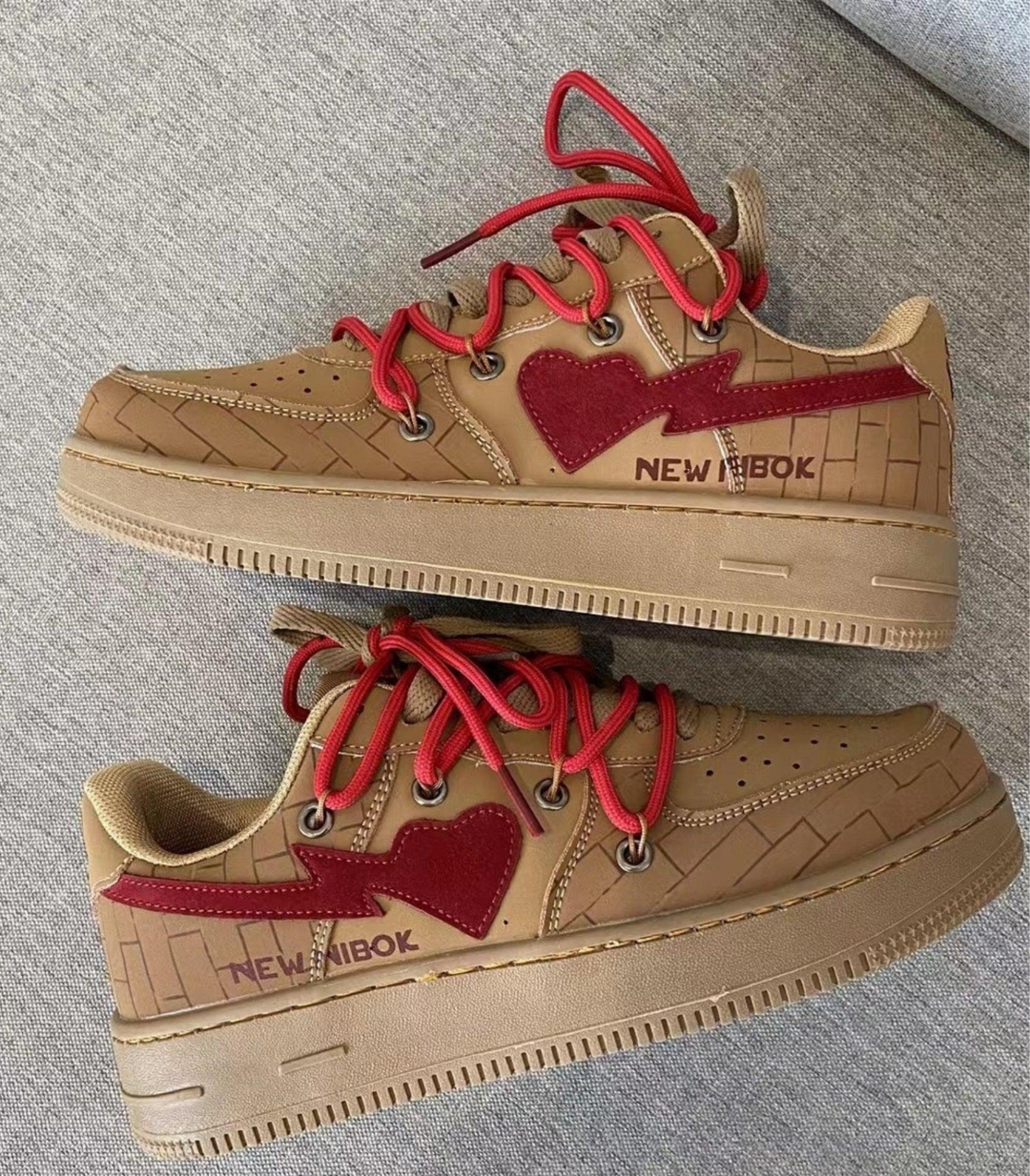 Sneakers femme modernes, motif cœur, offrant un confort optimal et un style tendance pour le quotidien.
