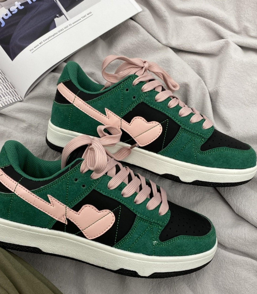 Baskets femme avec design cœur, chaussures confortables et à la mode, parfaites pour un look casual.