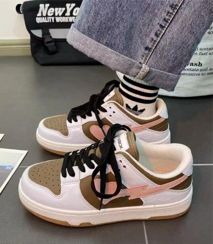 Chaussures sneakers femme blanches, design cœur rouge, parfaites pour un look décontracté élégant.