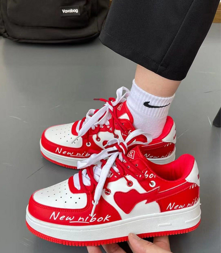 Gros plan sur les sneakers femme avec cœur brodé, design unique et tendance pour un look stylé.