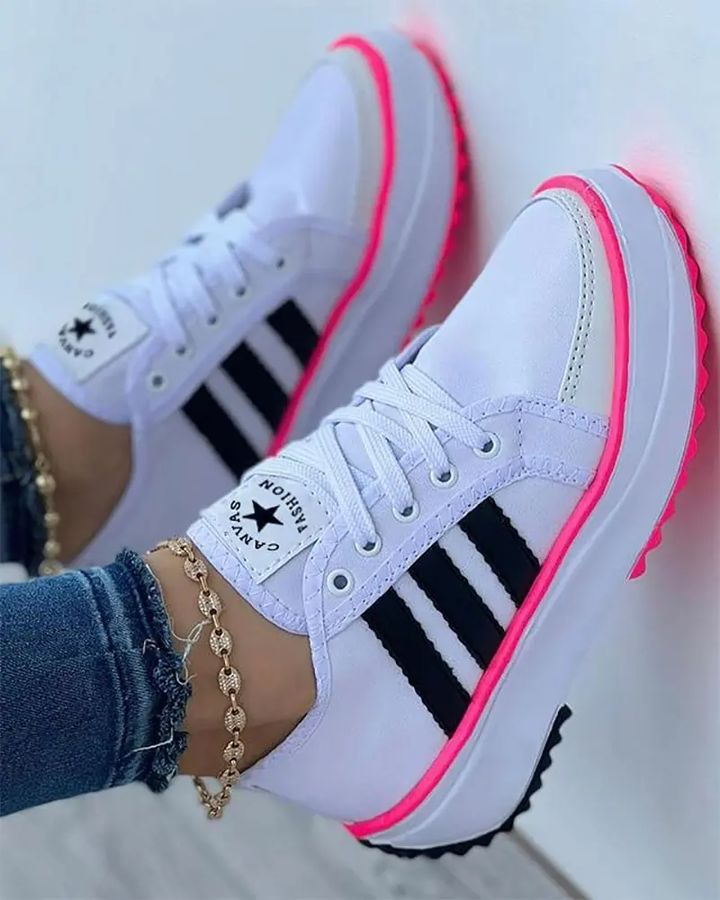 Sneakers femmes colorées, confortables et stylées.  Modèle blanc.