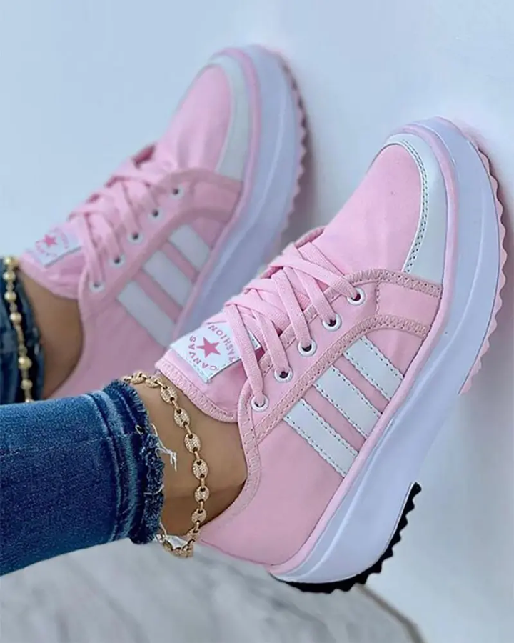 Sneakers femmes colorées, confortables et stylées.  Modèle blanc.
