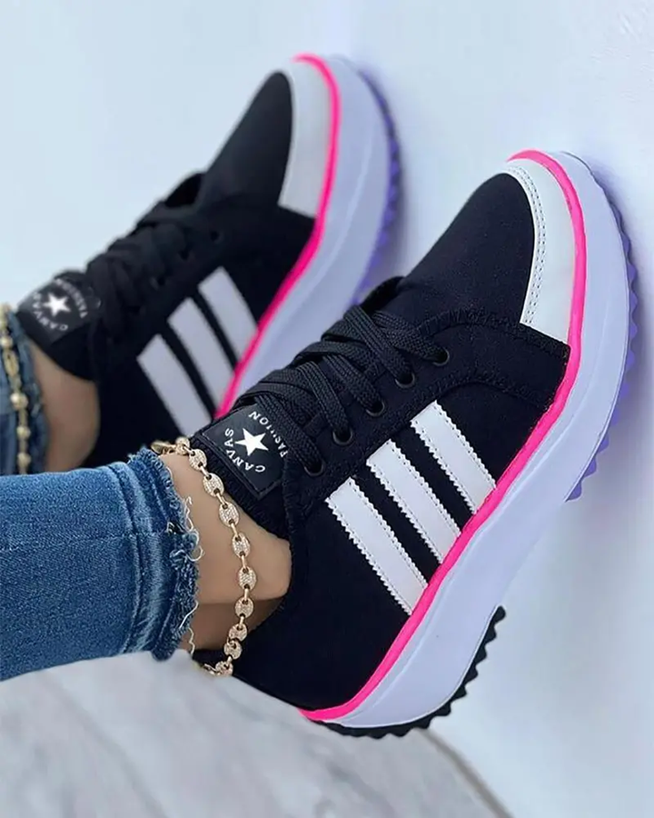 Sneakers femmes colorées, confortables et stylées.  Modèle blanc.