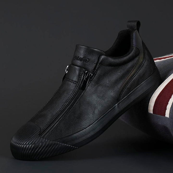 Gros plan sneakers homme. Détail texture cuir ou suède, finitions raffinées, confort. Chaussure de ville intemporelle.