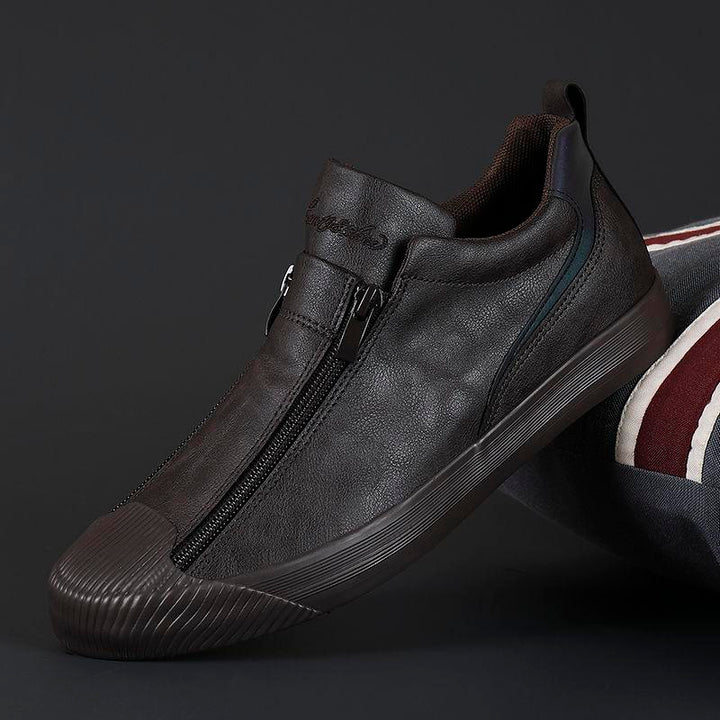 Homme portant des sneakers élégantes, assorties à un pantalon. Style chic et moderne pour la mode masculine.