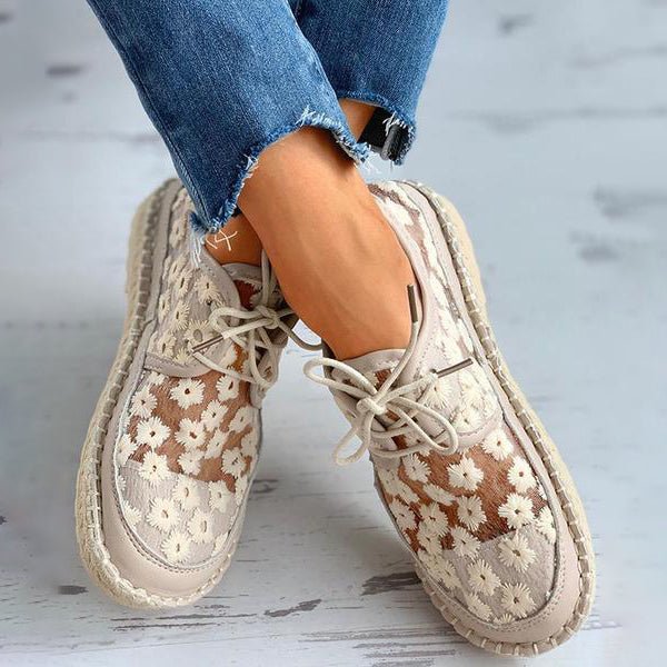 Chaussures aérées femmes, motif floral délicat. Sneakers orthopédiques offrant confort et style élégant.
