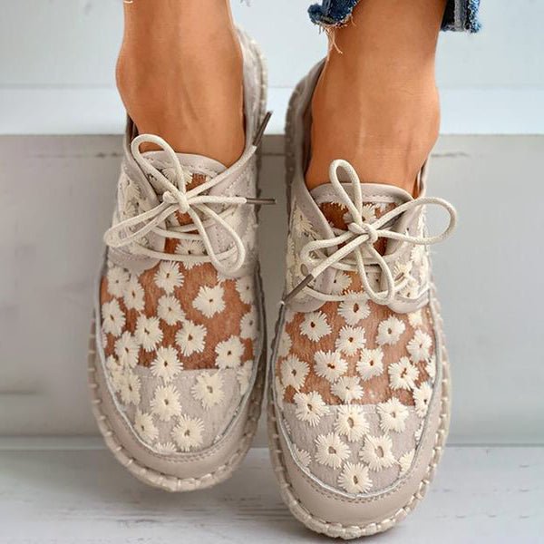 Sneakers confortables femmes avec soutien plantaire. Chaussures orthopédiques aérées, motif floral tendance.