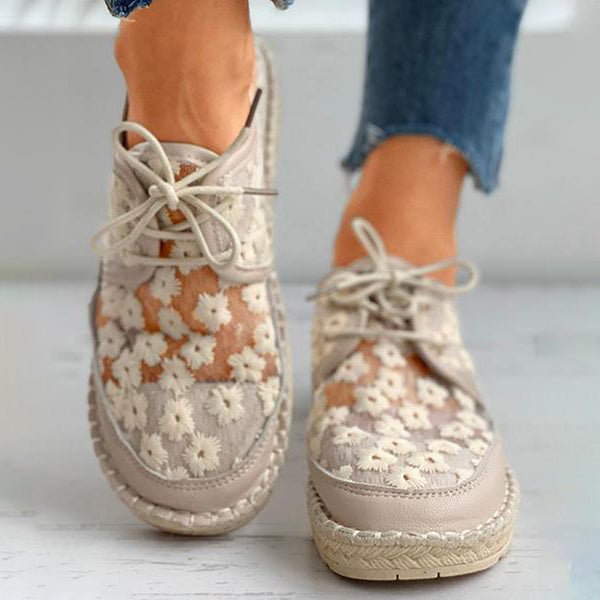 Nouvelle collection : sneakers orthopédiques femme, motif floral. Chaussures élégantes pour un look féminin.