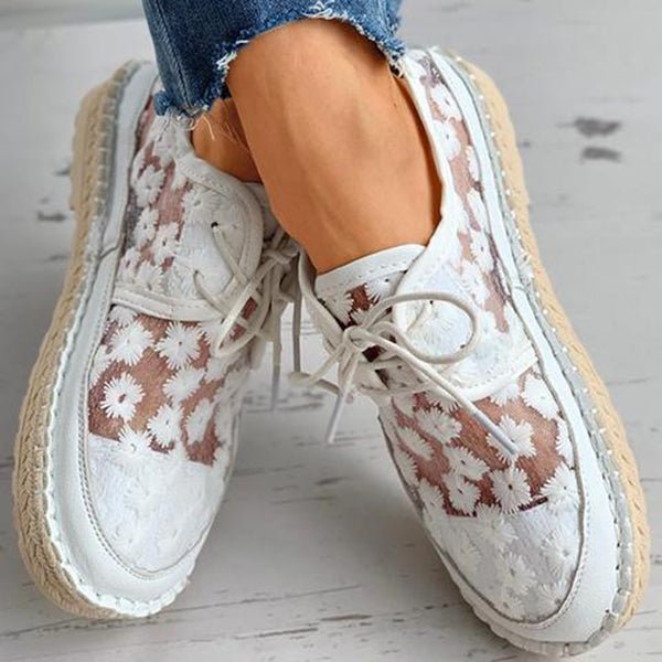 Sneakers respirantes femme à motif floral. Chaussures orthopédiques offrant un soutien et un style féminin unique.