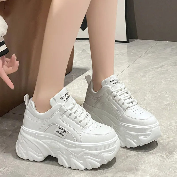 Sneakers plateforme femme, confort et style. Design audacieux, semelle épaisse.